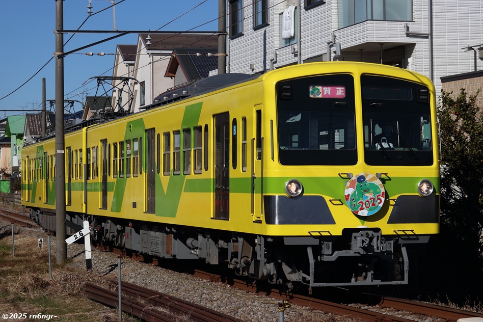 新年ヘッドマークを掲げる「なの花」