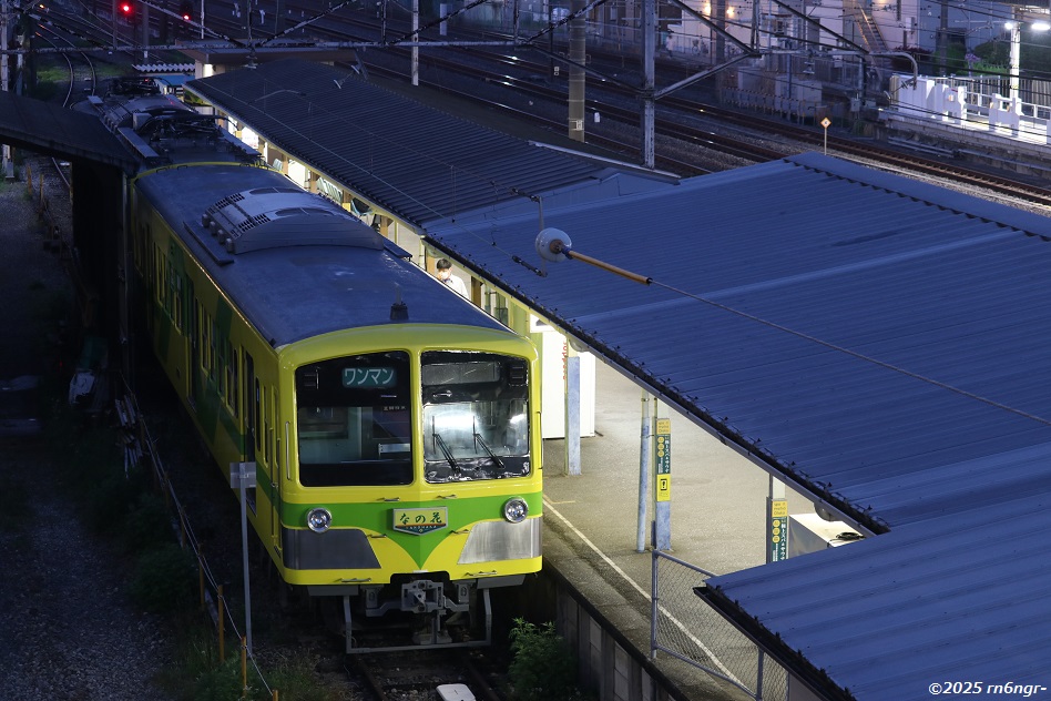 流鉄馬橋駅2番線に留置中の5005編成「なの花」